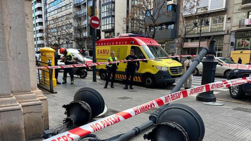 Cae una farola en el centro de Valencia por las fuertes rachas de viento