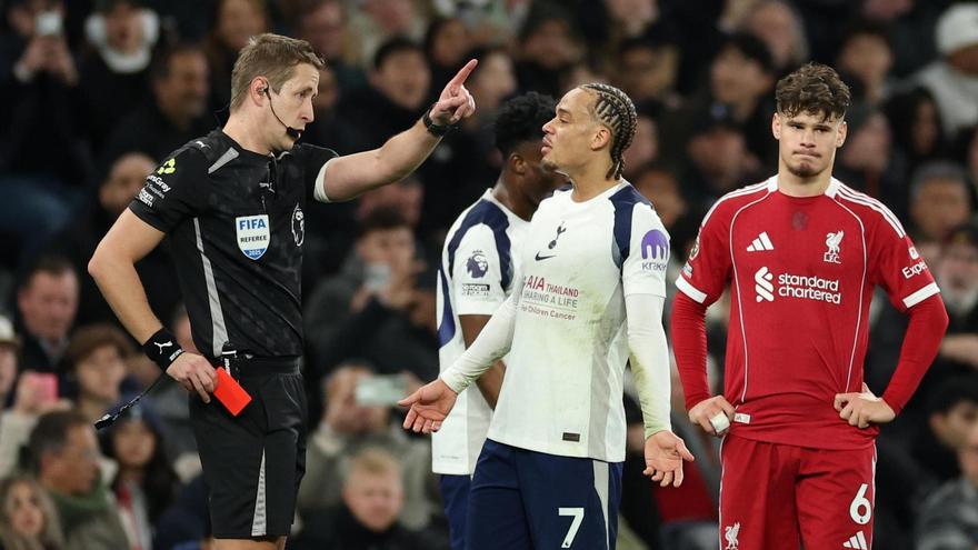 Xavi Simons, expulsado contra el Liverpool