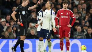 Xavi Simons, expulsado contra el Liverpool