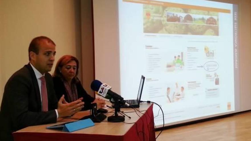 Ballester y Gómez presentaron ayer la nueva página web.