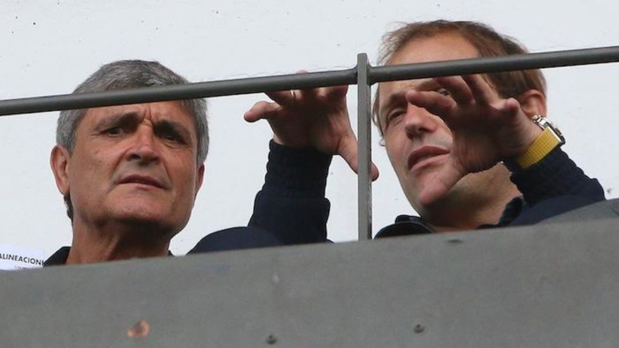 Juande Ramos viendo ayer al Málaga Juvenil con Arnau en el palco de La Rosaleda.