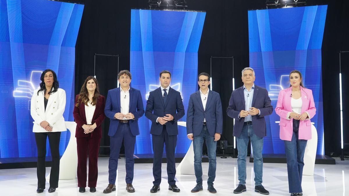 De izquierda a derecha, Amaia Martínez (Vox), Miren Gorrotxategi (Elkarrekin Podemos), Eneko Andueza (PSE-EE), Imanol Pradales (PNV), Pello Otxandiano (EH Bildu), Javier De Andrés (PP) y Alba García (Sumar).