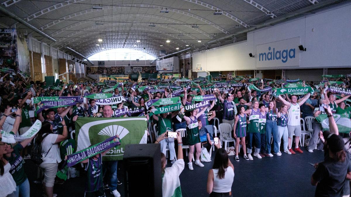 Interior del actual pabellón de Los Guindos, con numerosos aficionados cajistas.