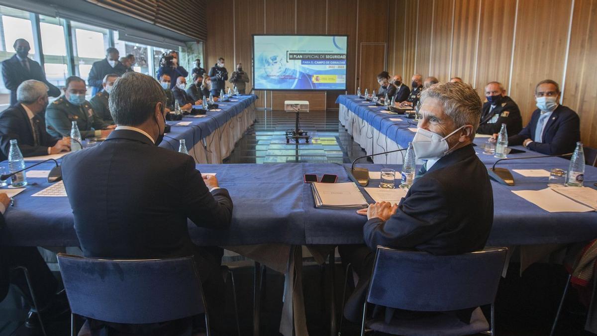 El ministro del Interior, Fernando Grande-Marlaska (d.) durante la presentación en Cádiz de la ampliación del Plan de Seguridad del Campo de Gibraltar.