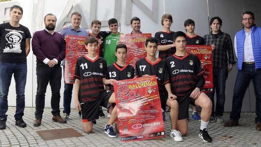 Autoridades, directivos, técnicos y jugadores del Clínica Deza presentaron el torneo. // Bernabé/Javier Lalín