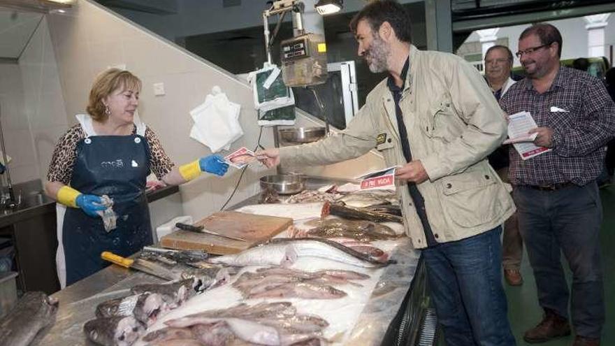 Villoslada reparte propaganda, en el mercado de San Agustín.