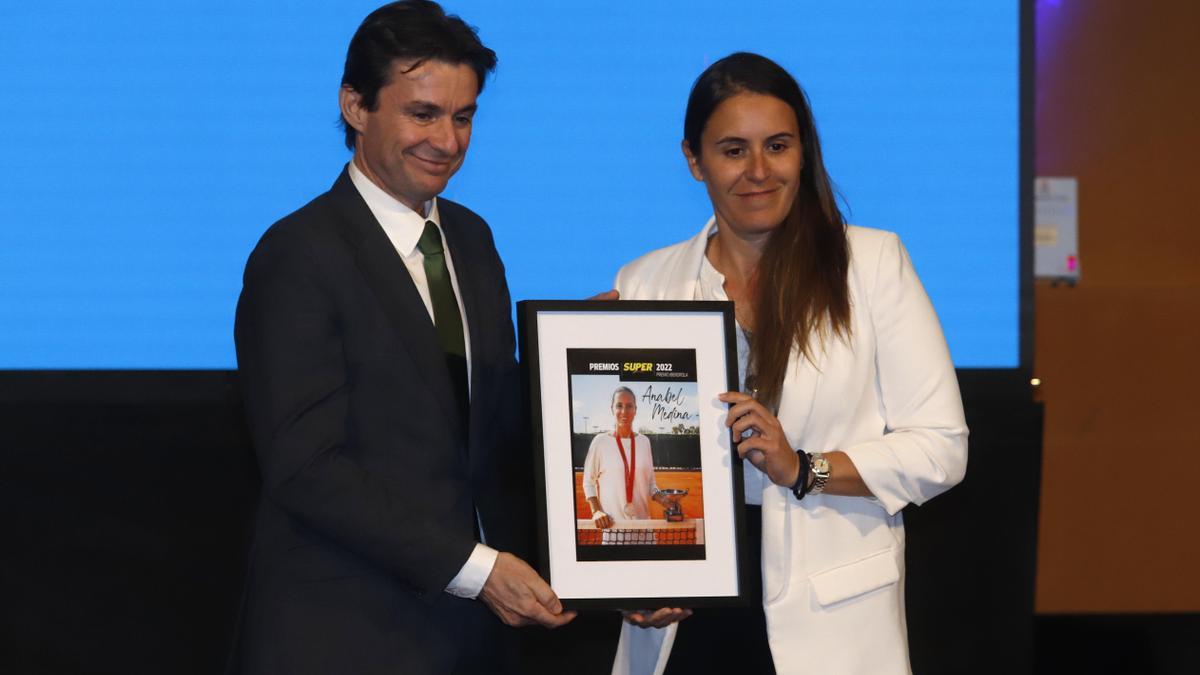 Premio Especial Iberdrola: Anabel Medina. Entrega: Iban Medina.