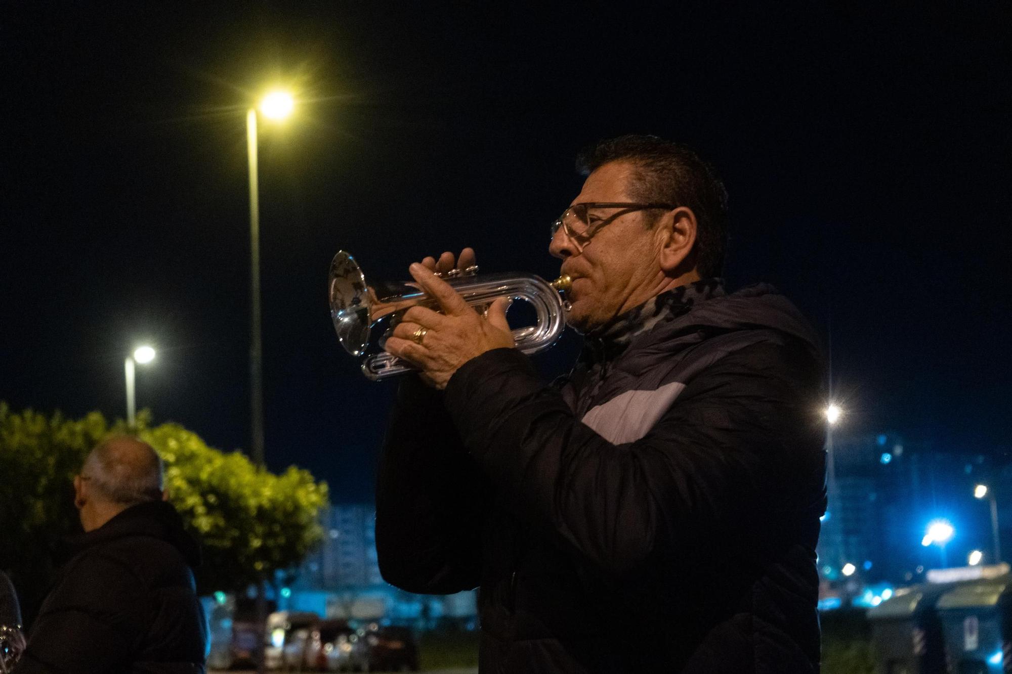 Tocando el Merlú para iniciar en ensayo