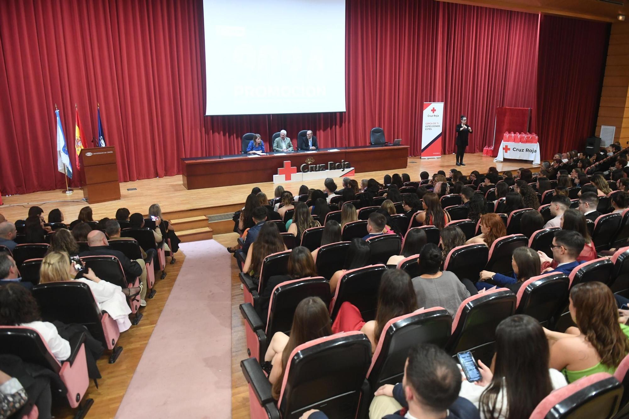 Graduación en el Paraninfo de los alumnos de Formación Profesional de la Cruz Roja en A Coruña