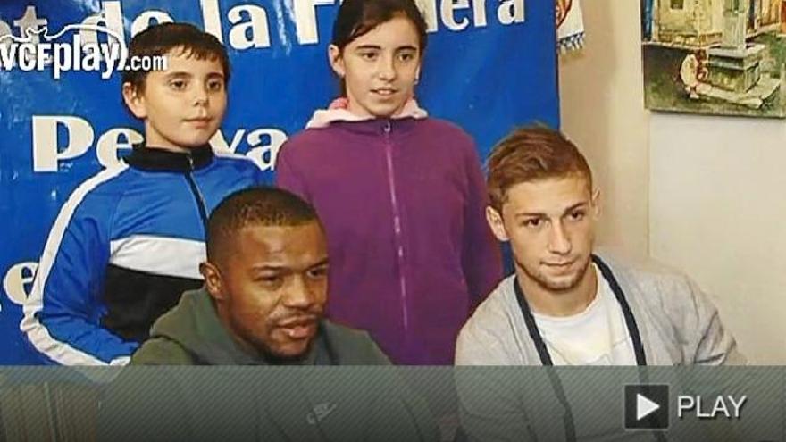 Dorlan y Fede fotografiándose junto a los fans