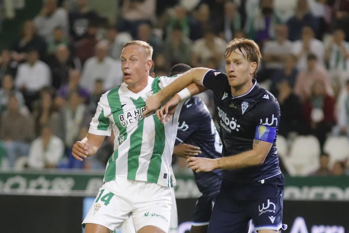 Obolskii forcejea con Álex Fernández durante el derbi ante el Cádiz.