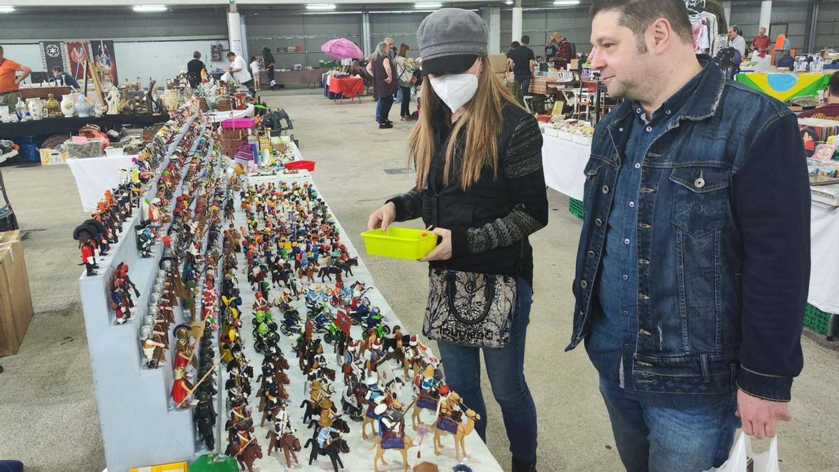 Elena Nicieza y Javier Menéndez , en un stand. | A. Velasco