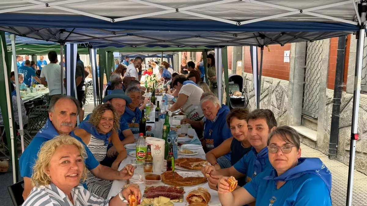 Más de 400 asistentes en la comida en la calle del Club Deportivo Cornellana, de Salas, que volvió a celebrar el ascenso: "La gente siempre responde"