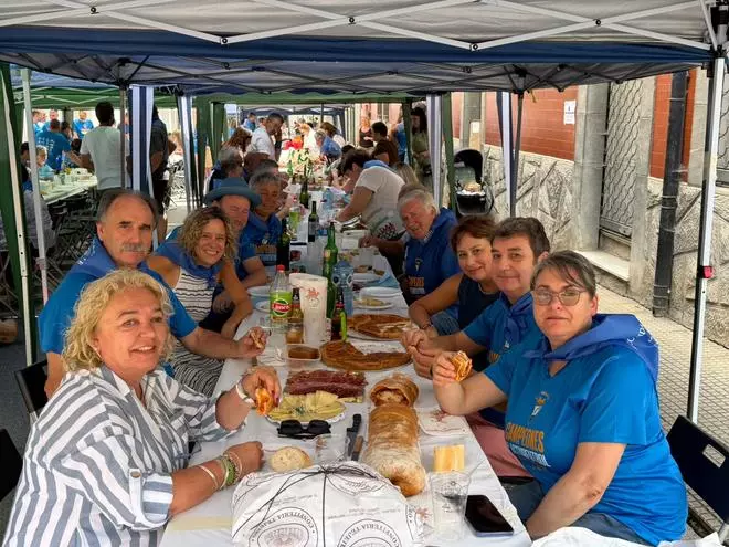La multitudinaria tercera comida en la calle del Club Deportivo Cornellana, en Salas, en imágenes