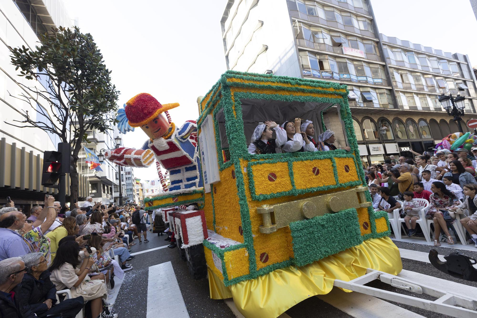 En Imágenes: El Desfile del Día de América llena las calles de Oviedo en una tarde veraniega