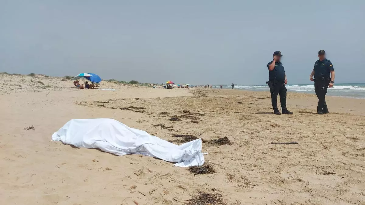 Fallece un hombre cuando se bañaba en una playa de Alicante