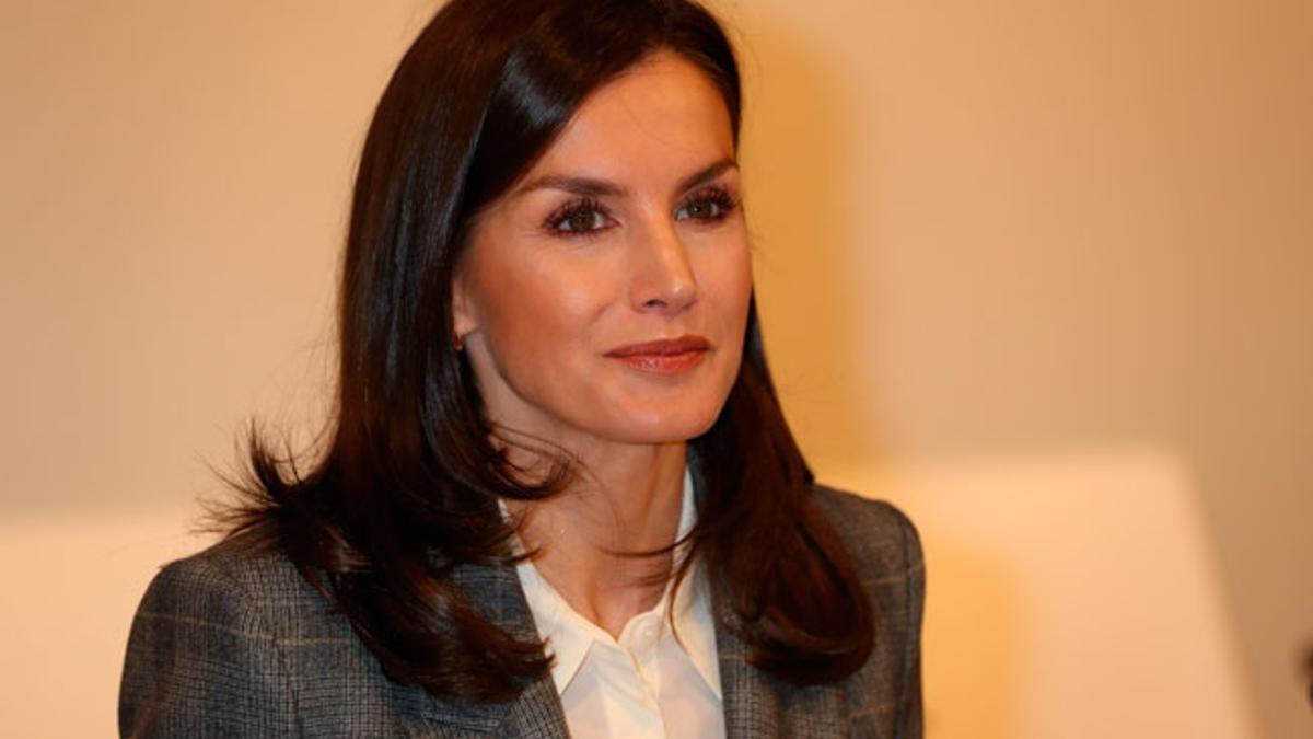 El 'beauty look' de la reina Letizia con traje de chaqueta y pantalón masculino