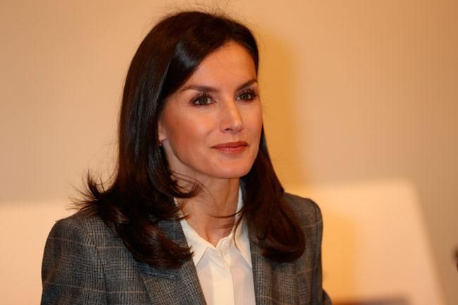 El 'beauty look' de la reina Letizia con traje de chaqueta y pantalón masculino