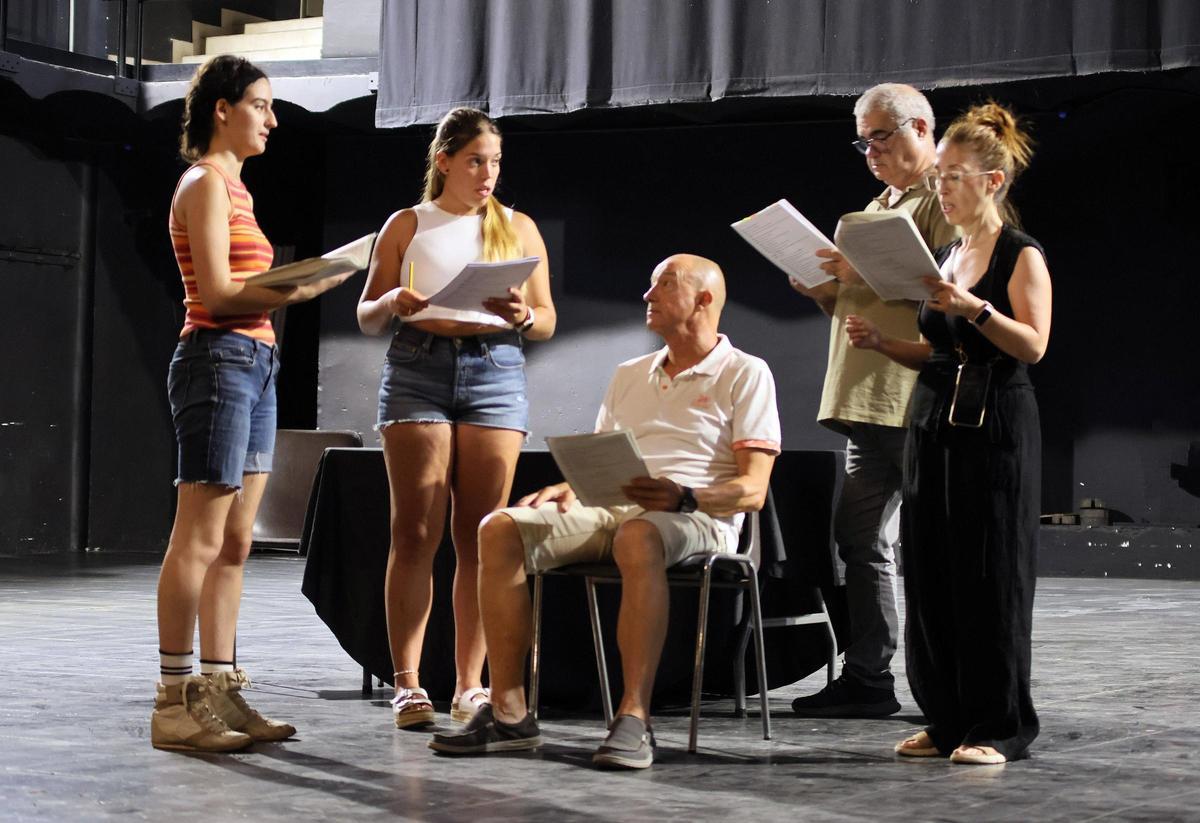 Sanfeliu (dreta) amb diversos actors de l'obra "El retaule del flautista" durant l'assaig al Conservatori