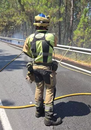 Extinguido en Ribeira un incendio que arrasó 3.000 metros cuadrados de monte y obligó a cortar la vía AC-302