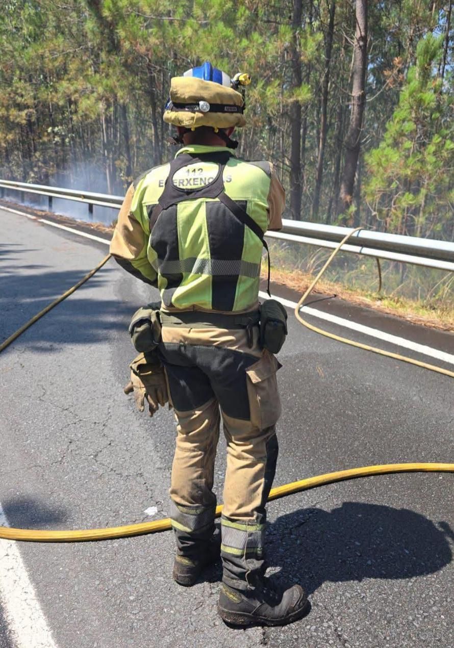 Un bombero extinguiendo el fuego en la zona de Moldes.