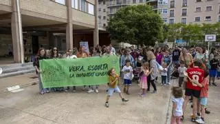 Más de un centenar de personas participan en la cacerolada contra la ampliación del CEIP Pràctiques de Palma propuesta por Educación