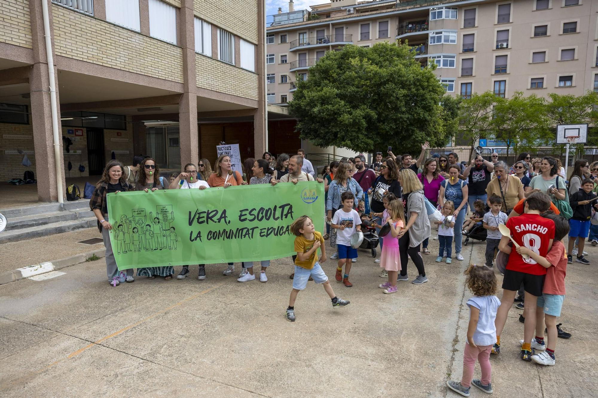 Más de un centenar de personas participan en la cacerolada contra la ampliación del CEIP Pràctiques de Palma propuesta por Educación