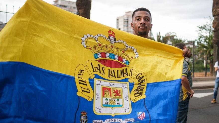 Un aficionado de la UD Las Palmas, a su entrada al Heliodoro con la bandera, el 1 de junio de 2022, antes de las semifinales. | | LOF