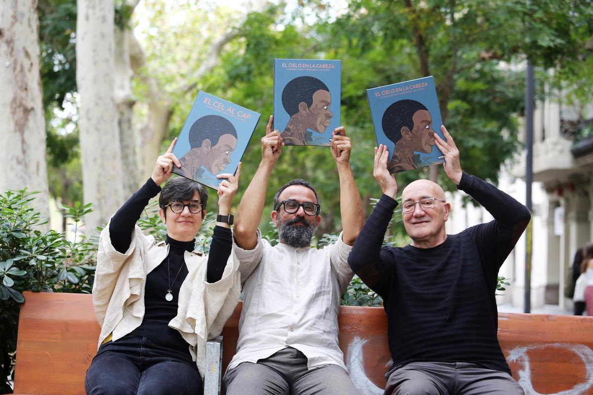 Lola Moral, Sergio García y Antonio Altarriba (derecha), autores de 'El cielo en la cabeza', en Barcelona.