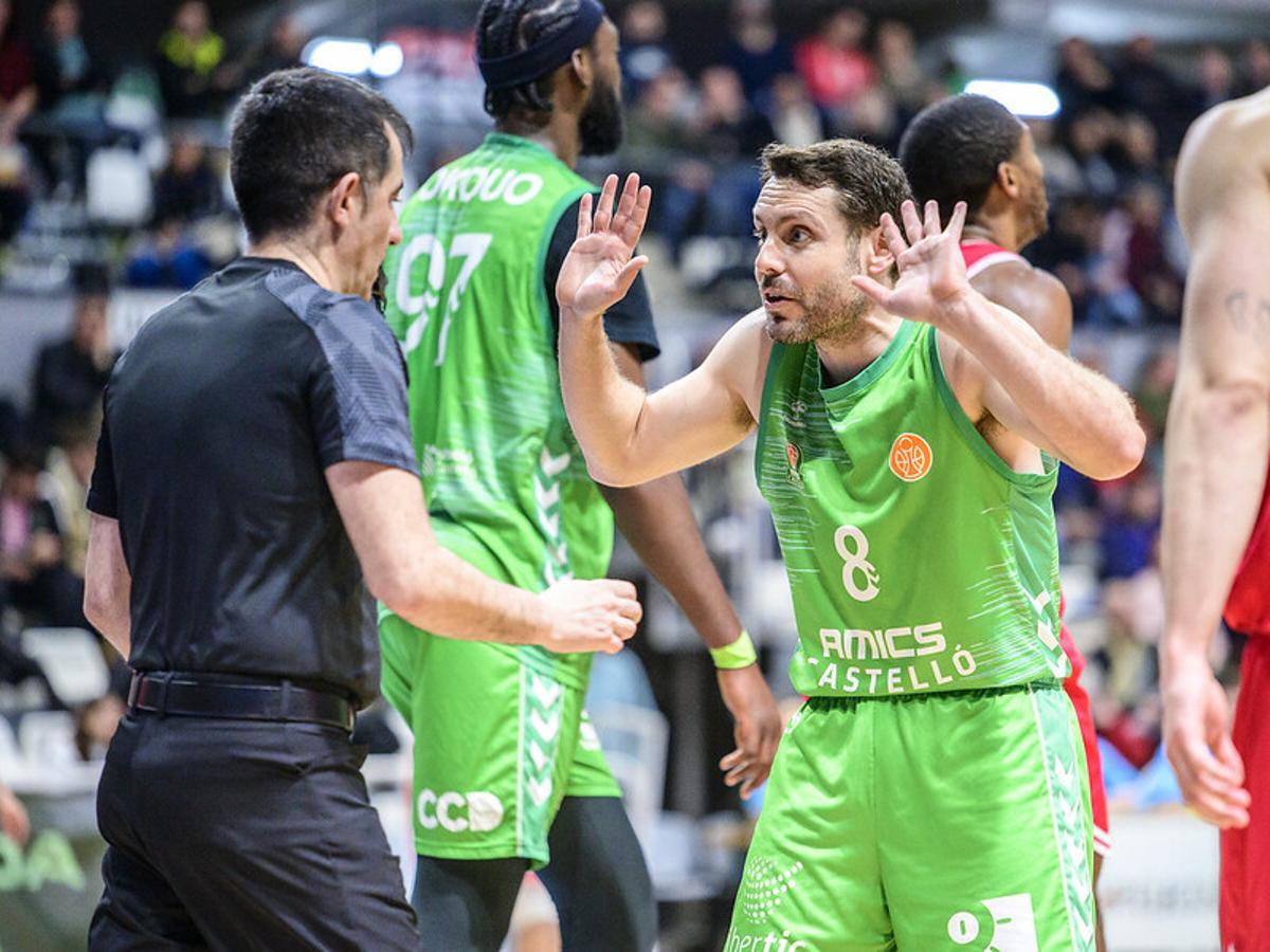El capitán del Amics, Joan Faner, se queda a un árbitro en un partido en el Ciutat de Castelló.