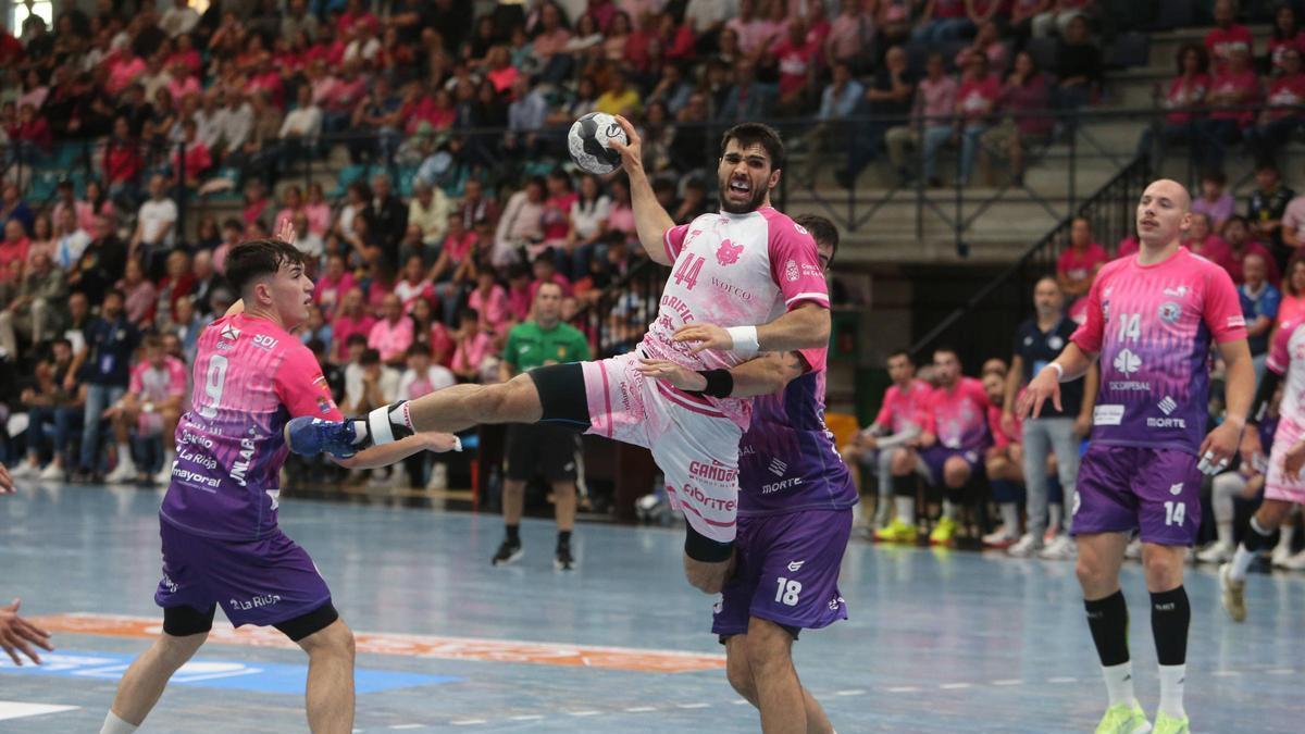 Santi López arma el brazo para lanzar en el partido entre el Frigoríficos del Morrazo y el Logroño.