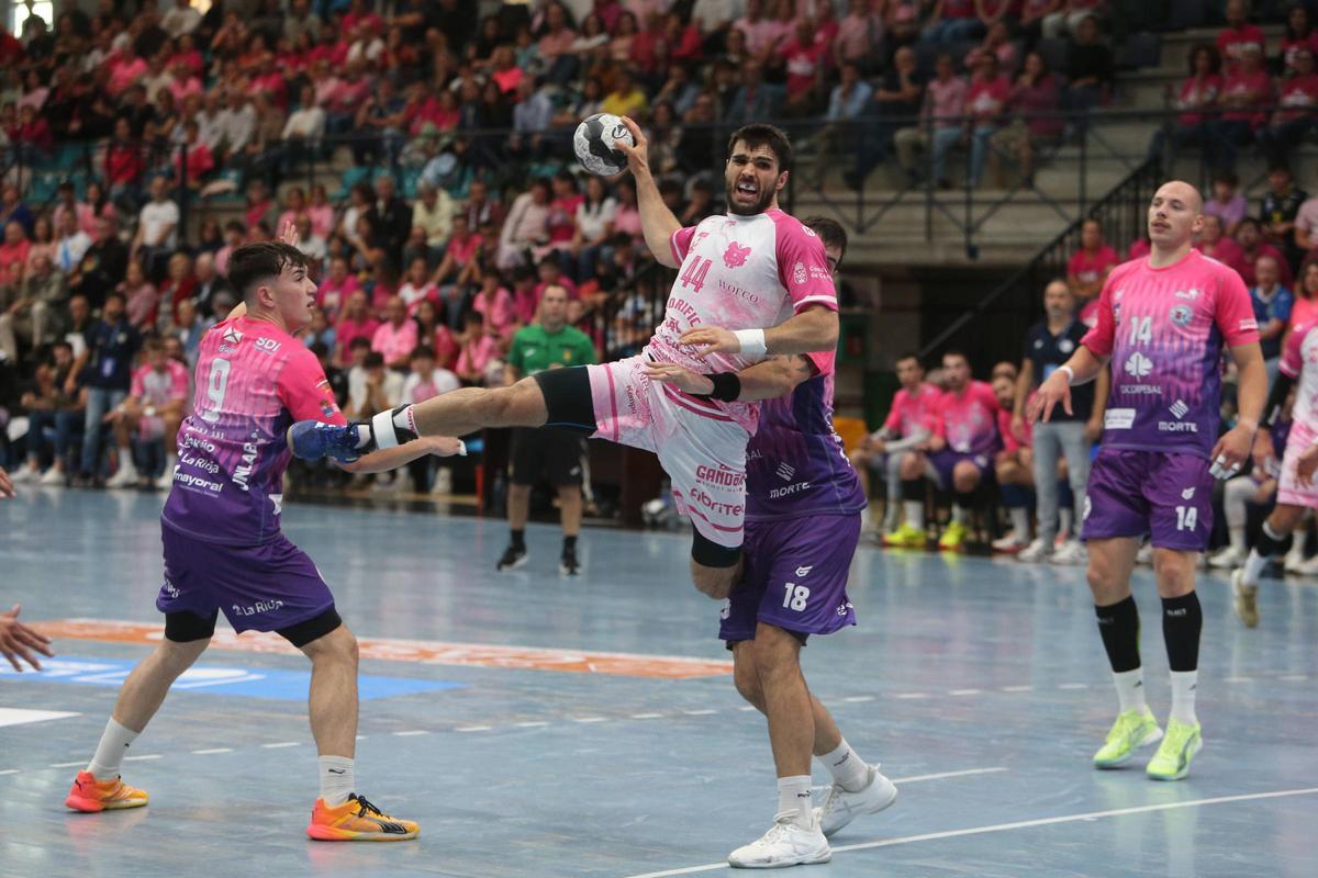 Santi López arma el brazo para lanzar en el partido entre el Frigoríficos del Morrazo y el Logroño.