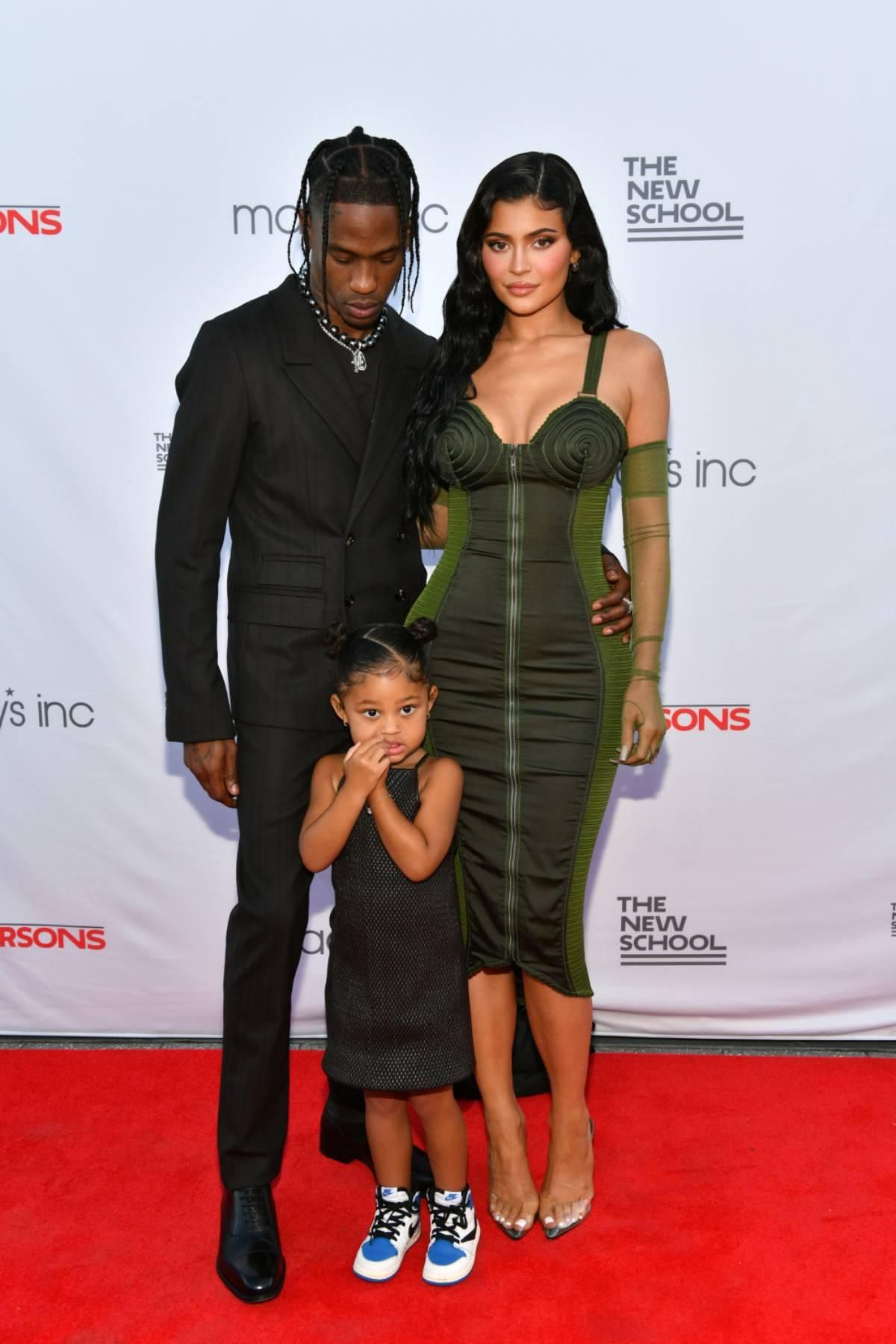 Travis Scott, Kylie Jenner y su hija Stormi, en la gala Parsons Benefit 2021.