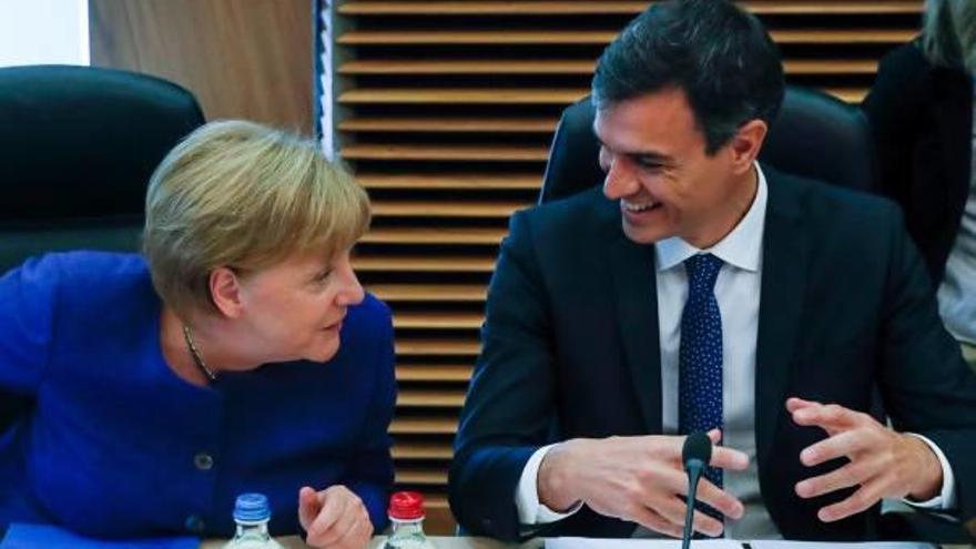 Pedro Sánchez, parlant amb Angela Merkel durant la cimera.