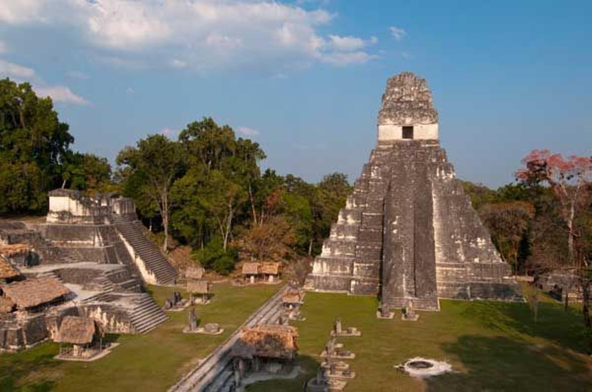El Templo I de la Acrópolis Norte bordea la Gran Plaza de Tikal