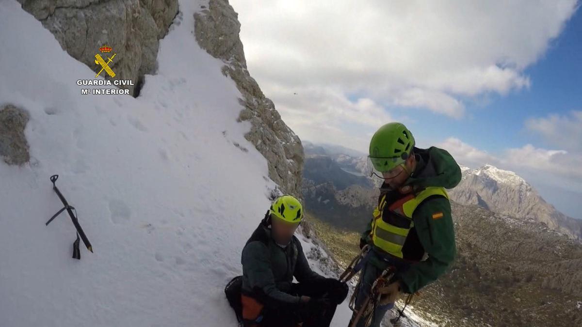 Guardia Civil rettet Wanderer von verschneitem Berggipfel.