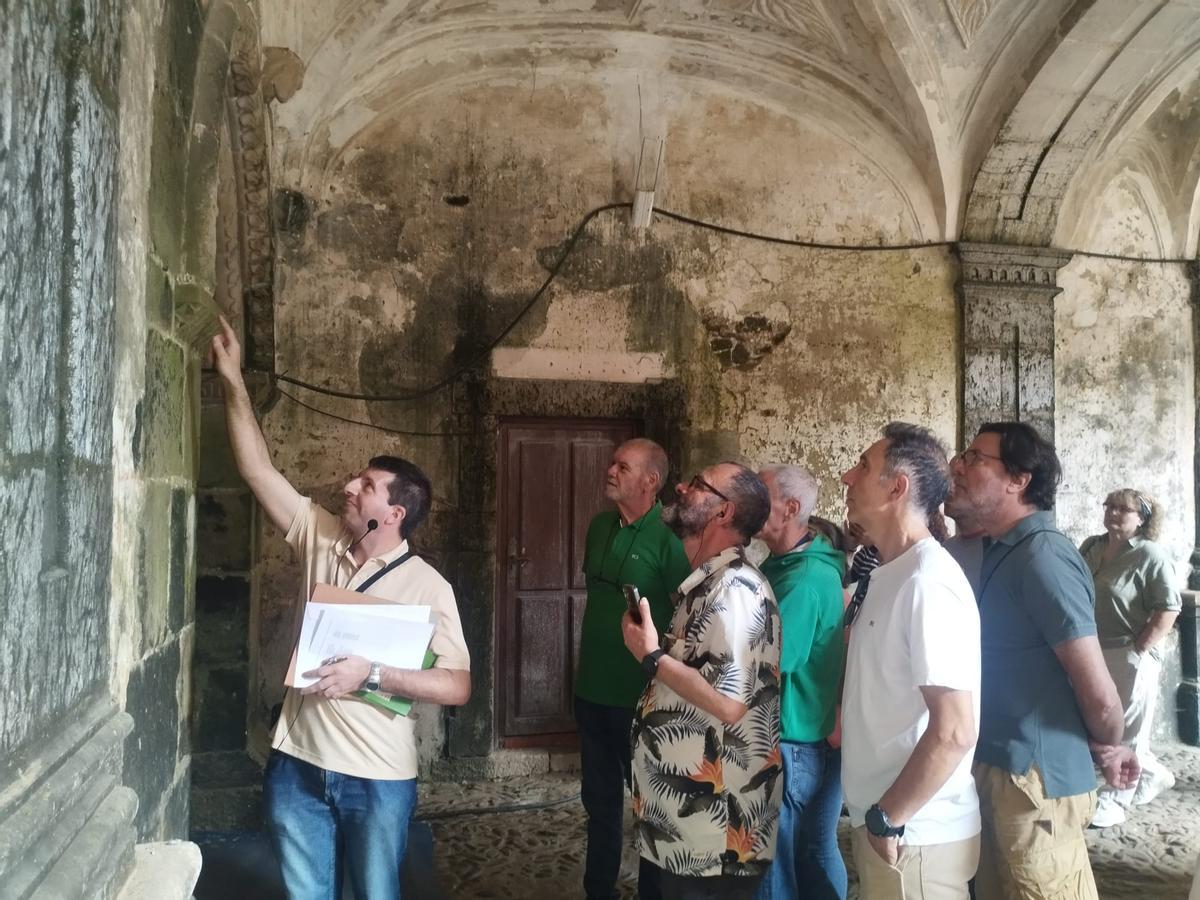 Así fue la visita guiada al monasterio de Cornellana, en Salas