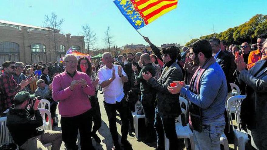 Joan Ribó, Aitana Mas y Joan Baldoví, al entrar ayer en el acto de Compromís en el Parc Central de València. | EDUARDO RIPOLL