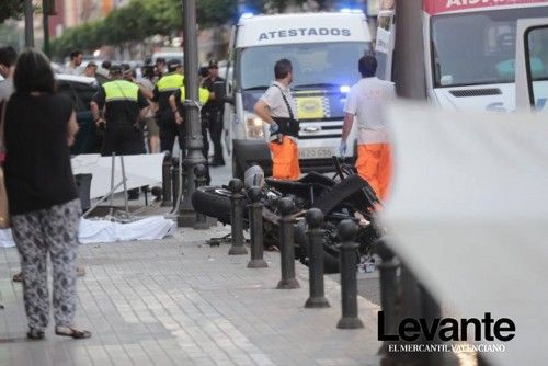 Una fallecida y 16 heridos al estrellarse una moto contra una terraza en Benicalap