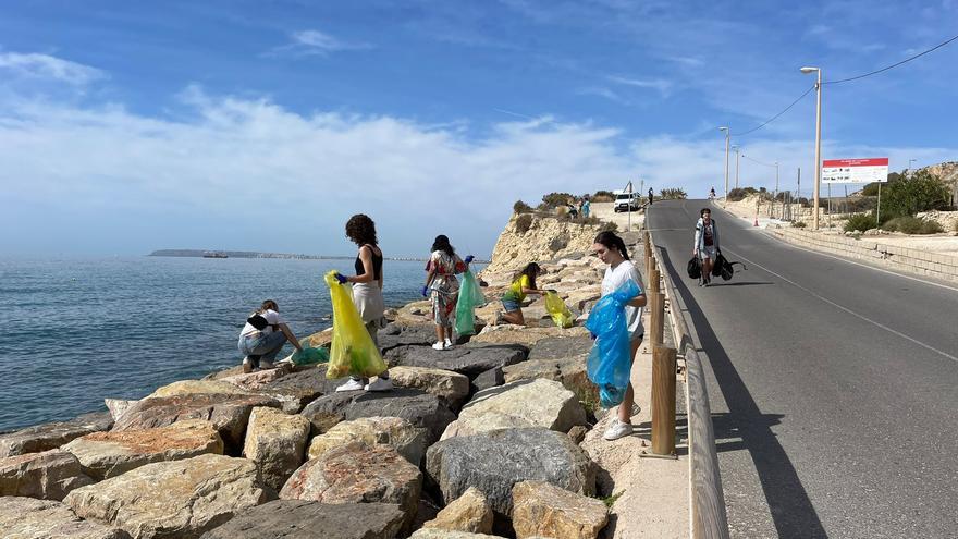 Alumnos del IES Miguel Hernández de Alicante dan ejemplo y retiran basura de la playa