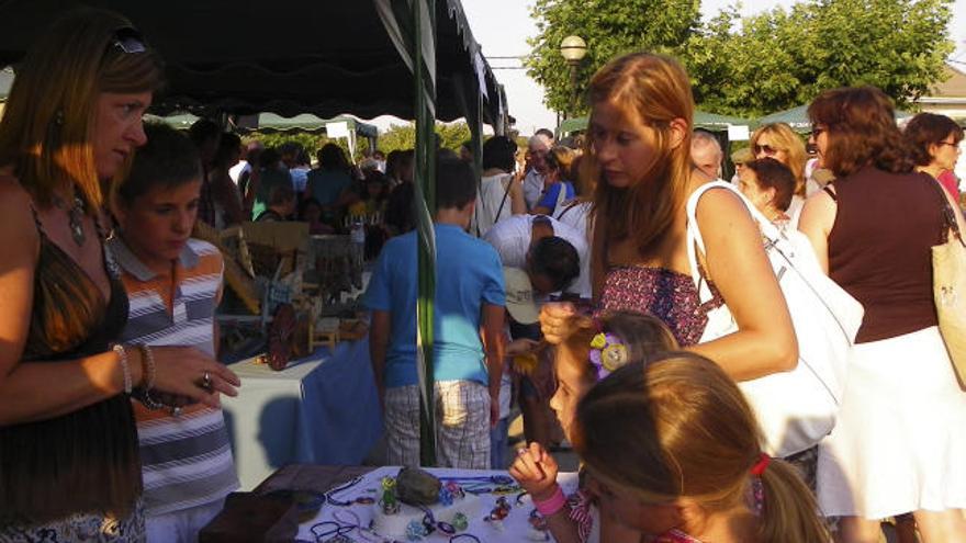 Uno de los pasillos de la feria con varios puestos.