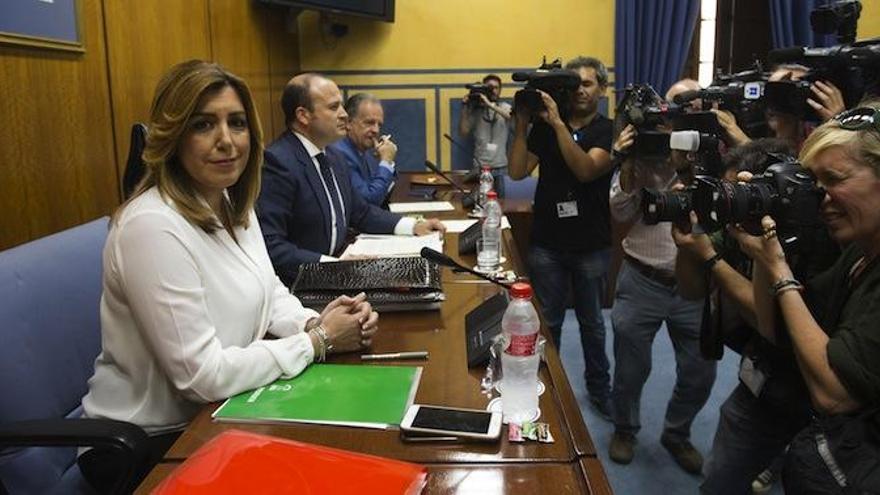 La presidenta de la Junta de Andalucía, Susana Díaz, rodeada de cámaras momentos antes de comenzar su comparecencia ante la comisión de investigación del presunto fraude de las ayudas a los cursos de formación.