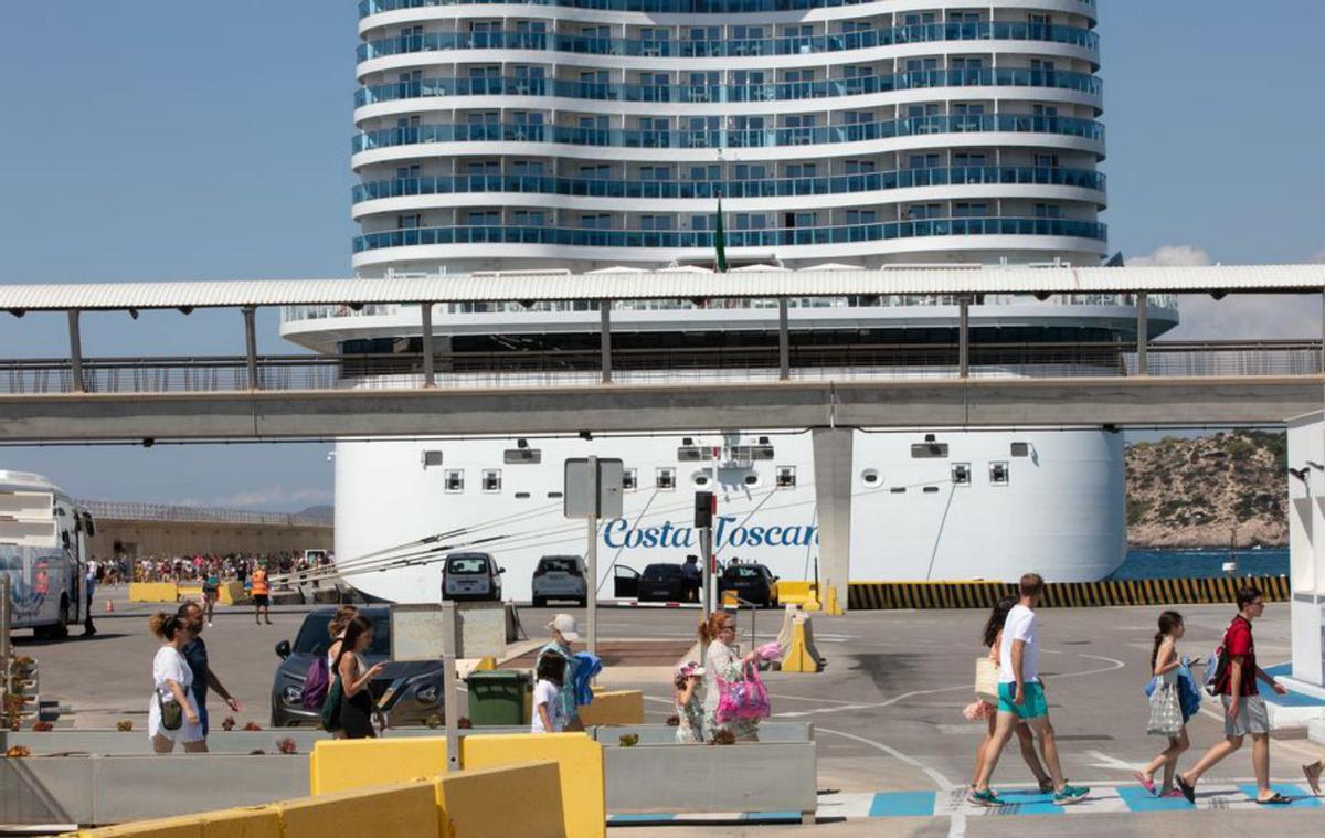 Turistas tras desembarcar de un crucero en Eivissa. | V. M.