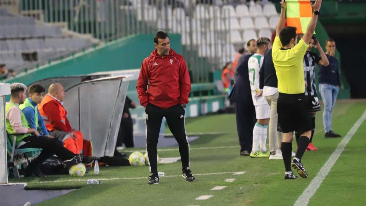 Raúl Agné, centro de las críticas tras la segunda derrota consecutiva en El Arcángel