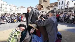 Más de mil 'lavanderas' despiden al Febrero con una hoguera de veinte peleles