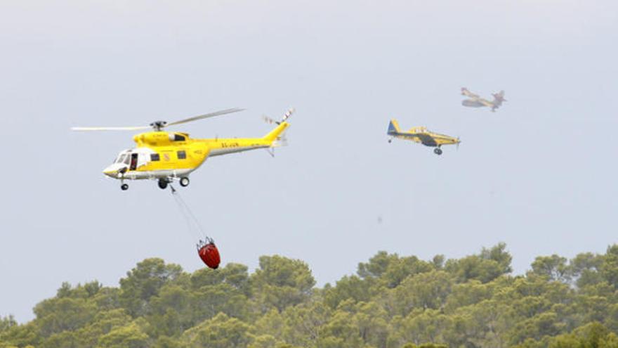 Cuatro aviones y tres helicópteros trabajaron en las labores de extinción del incendio de Punta Xarraca.