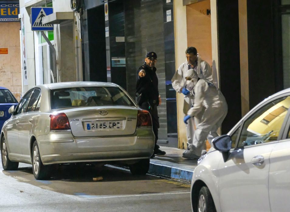 Dos hombres encapuchados sorprendieron a las víctimas cuando salían de su vivienda, ubicada en el centro