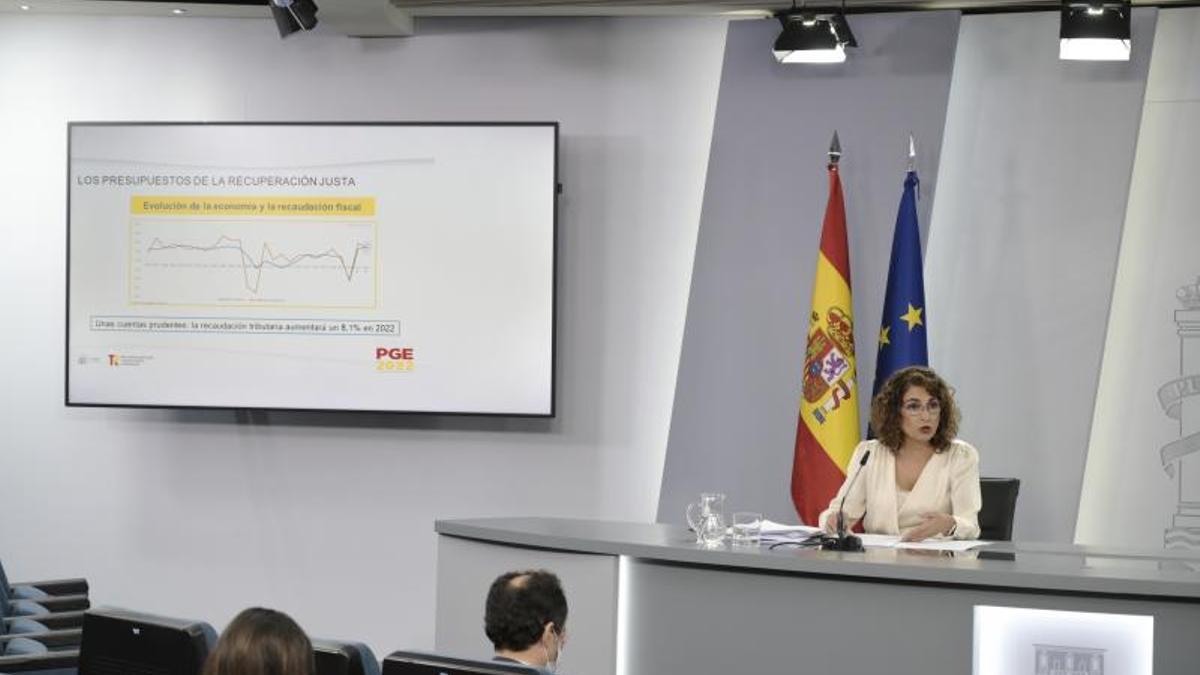 La titular de Hacienda y Función Pública, María Jesús Montero, en la Moncloa durante la rueda de prensa posterior al Consejo de Ministros que aprobó el proyecto de ley de Presupuestos Generales del Estado de 2022, este 7 de octubre de 2021.