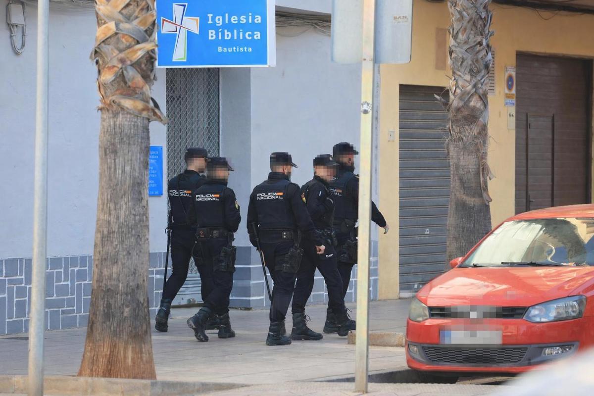 Cinco policías nacionales, este martes en el operativo de Vila-real.