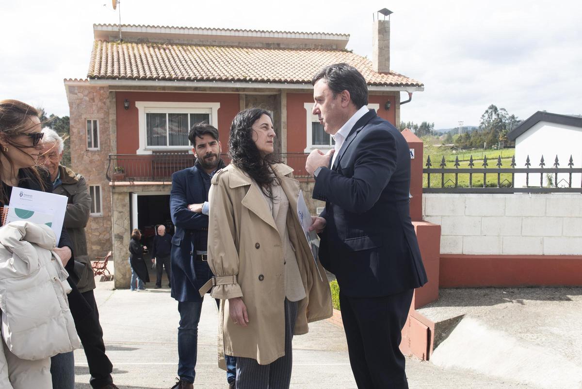 La alcaldesa y el presidente de la Diputación hablan ante la jefa de gabinete y exconcejala del PSOE de Cambre (izda.), el edil de Obras (izda. atrás) y el portavoz del PSOE de Cambre (centro atrás).